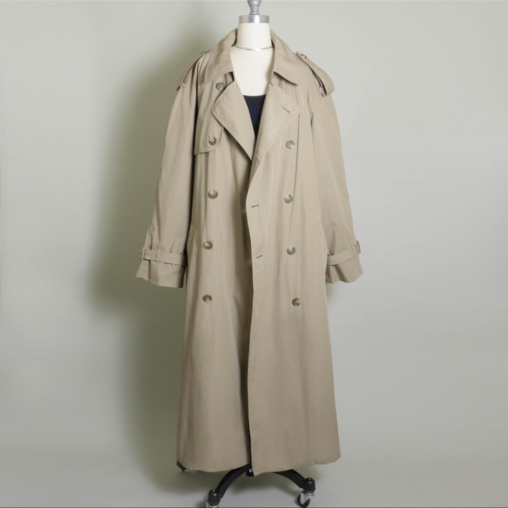 Perfect mint condition oversized classic tan trench. Fall aesthetic 🍂 NOT DISSH